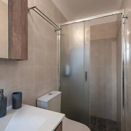 Prázdninový dům Aloni Stone With Private Parking *