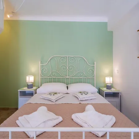 Dom wakacyjny Aloni Stone With Private Parking Lefkes (Paros)